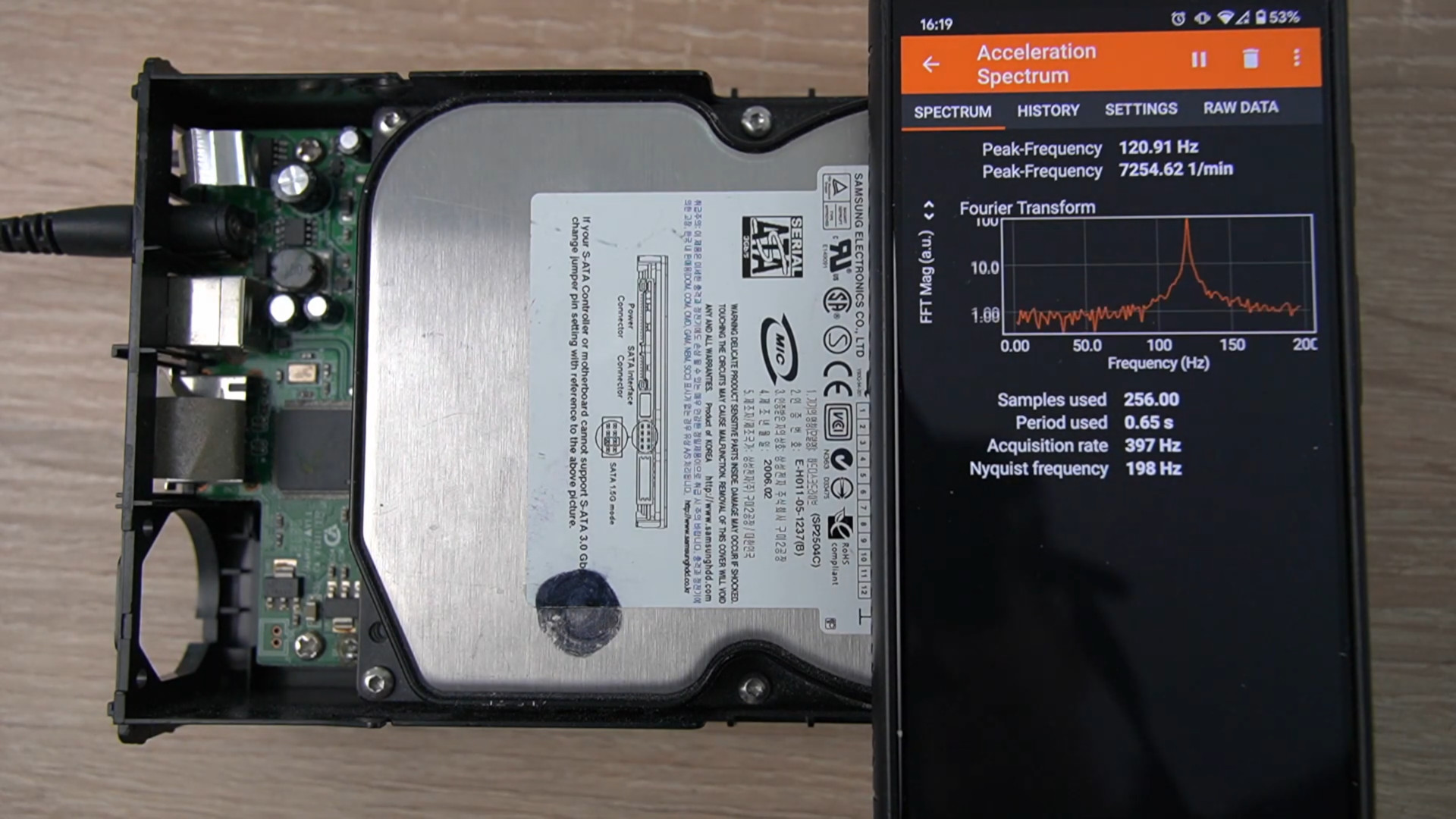 Drehzahl einer Festplatte mittels Beschleunigungssensor. Smartphones mit Abtastraten von nur 200 Hz würden hier fälschlicherweise eine Frequenz von 80 Hz anzeigen. Bei einer Abtastrate von 100 Hz wären es fälschlicherweise 20 Hz.